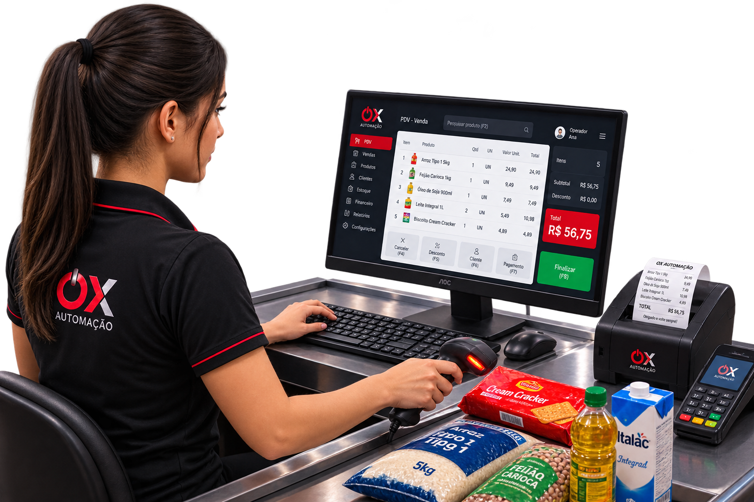Operadora de caixa usando o PDV do sistema OX Market com leitor de código de barras, produtos de mercado, impressora de cupom fiscal e maquininha